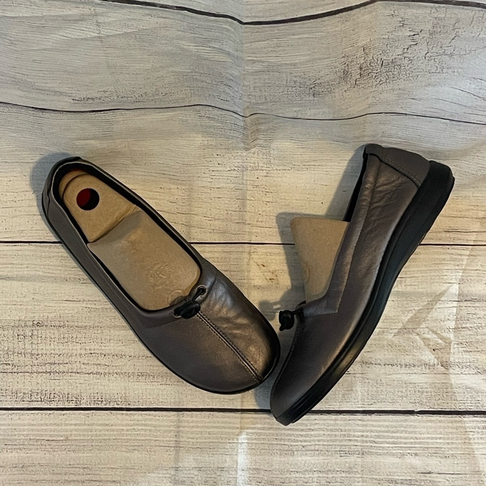 Stylish Women's Gray Leather Flats
